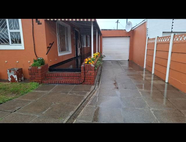 3 BEDROOM FREEHOLD FOR SALE IN PINATI